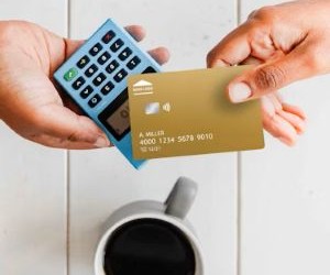 Cryptocurrencies offer high return potential and greater financial freedom through decentralisation, operating in a market that is open 24/7. However, they are a high-risk asset due to extreme volatility and the lack of regulation. The main risks include rapid losses and cybersecurity failures. The key to success is to invest only with a clear strategy and with capital that does not compromise your financial stability.