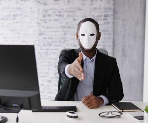 Under promises of extraordinary and safe returns, many fraudulent schemes have seized the savings of thousands of people, taking advantage of the lack of regulation, inflation, and the desperation to generate income.